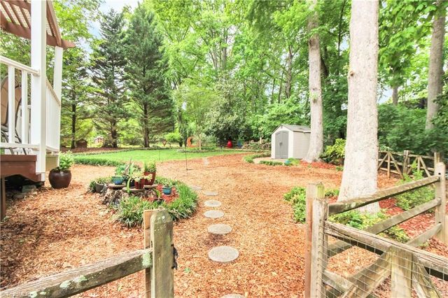 6834 Rollingwood Drive, Clemmons, NC 27012