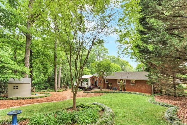 6834 Rollingwood Drive, Clemmons, NC 27012