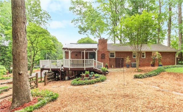 6834 Rollingwood Drive, Clemmons, NC 27012