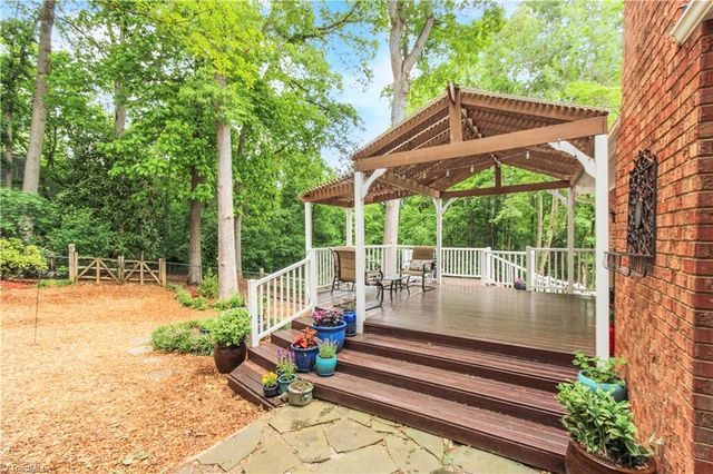 6834 Rollingwood Drive, Clemmons, NC 27012