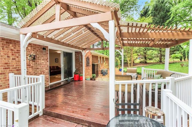 6834 Rollingwood Drive, Clemmons, NC 27012