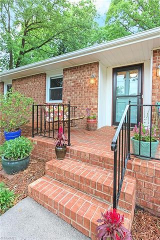 6834 Rollingwood Drive, Clemmons, NC 27012