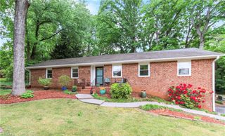 6834 Rollingwood Drive, Clemmons, NC 27012