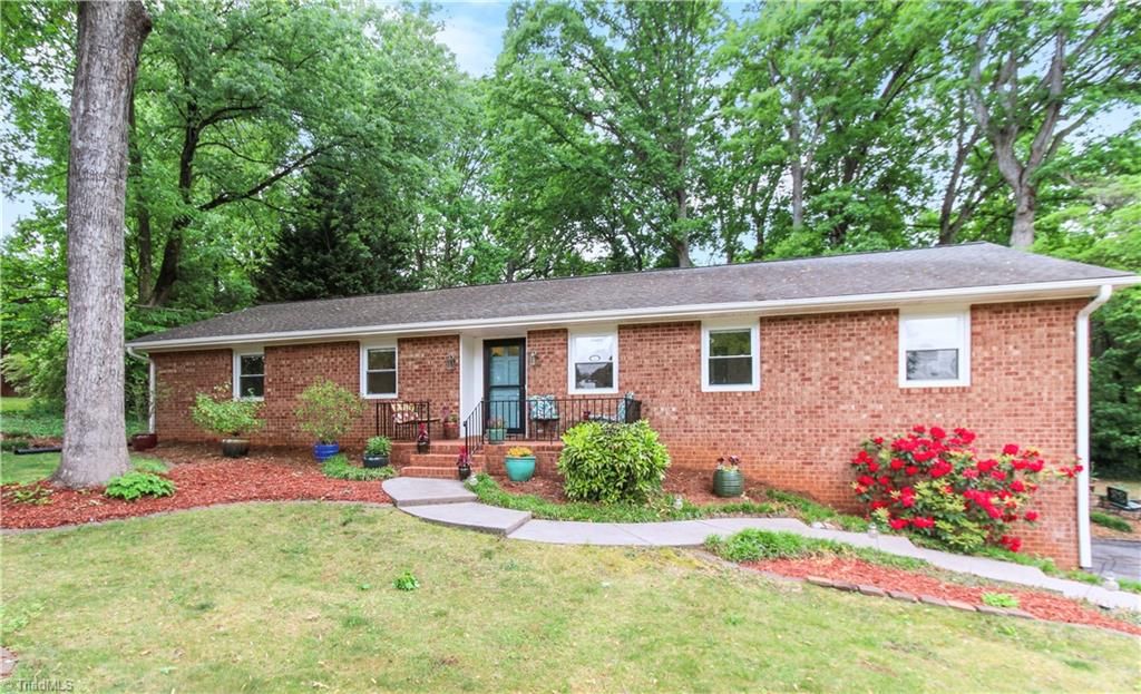 6834 Rollingwood Drive, Clemmons, NC 27012