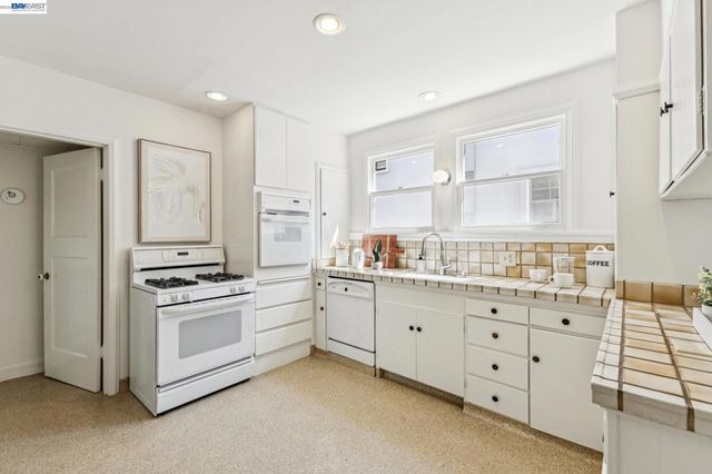 2811 Yosemite Ave, Alameda, CA 94501