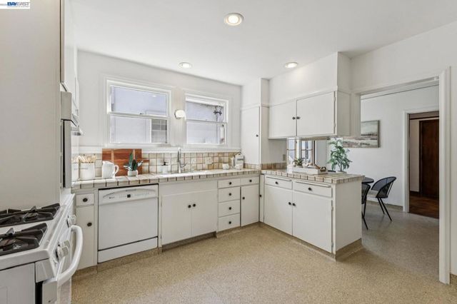 2811 Yosemite Ave, Alameda, CA 94501