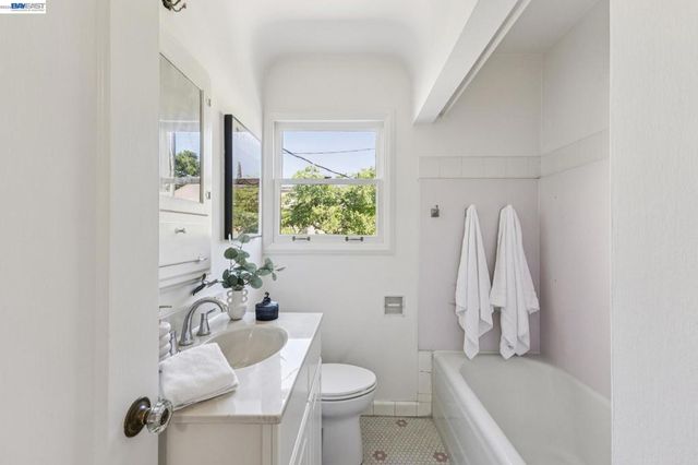 2811 Yosemite Ave, Alameda, CA 94501