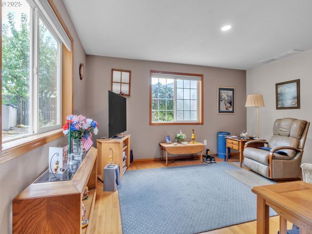 2063 Ne GIBBS Cir, Mc Minnville, OR 97128