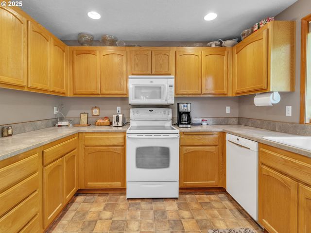 2063 Ne GIBBS Cir, Mc Minnville, OR 97128