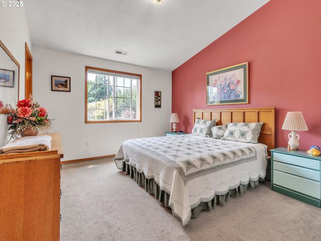 2063 Ne GIBBS Cir, Mc Minnville, OR 97128