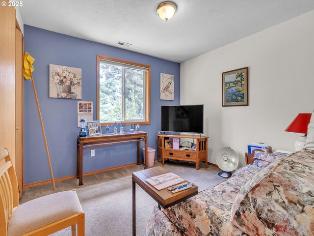 2063 Ne GIBBS Cir, Mc Minnville, OR 97128