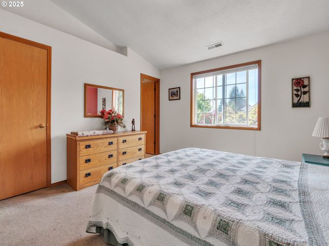 2063 Ne GIBBS Cir, Mc Minnville, OR 97128