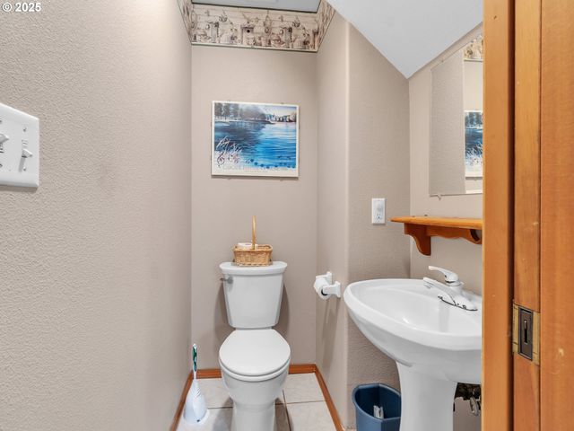 2063 Ne GIBBS Cir, Mc Minnville, OR 97128