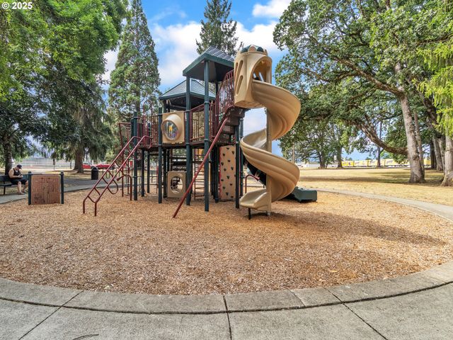 2063 Ne GIBBS Cir, Mc Minnville, OR 97128