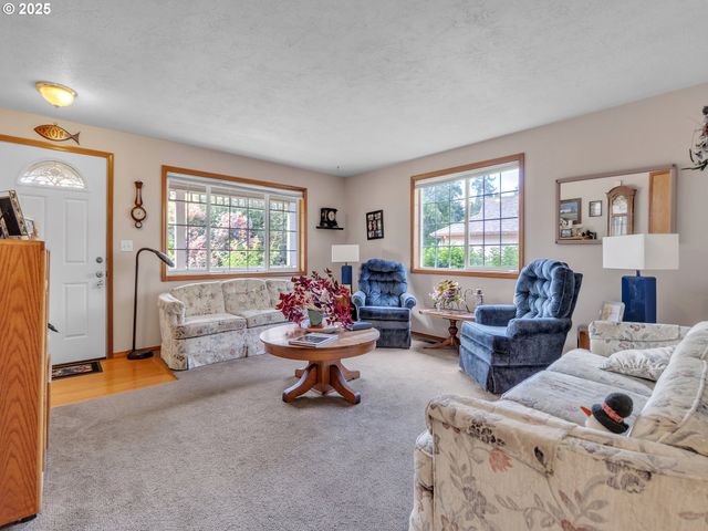 2063 Ne GIBBS Cir, Mc Minnville, OR 97128