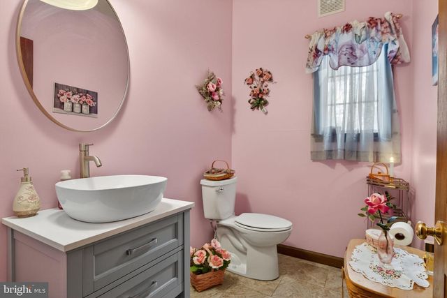1705 HICKORY DR, Lebanon, PA 17042