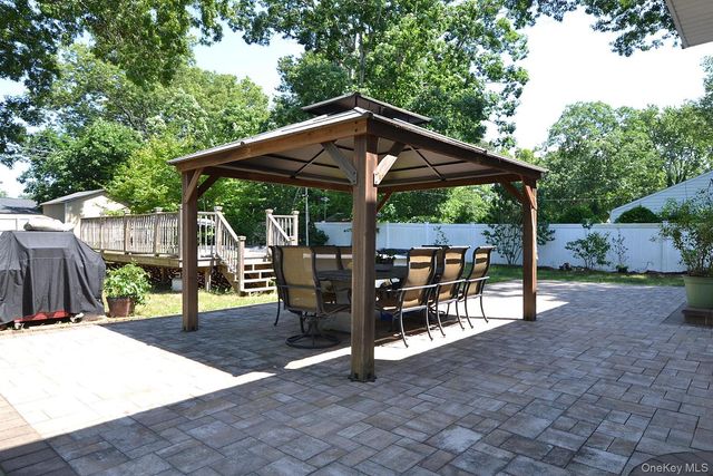 9 Woodbine Street, Coram, NY 11727