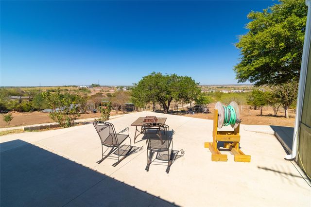 250 Rocky RD, Lockhart, TX 78644