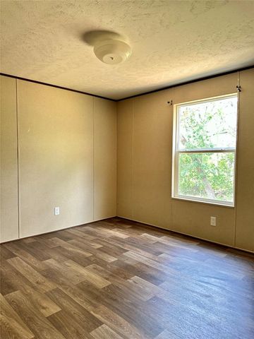 104 Shoshoni DR, Smithville, TX 78957