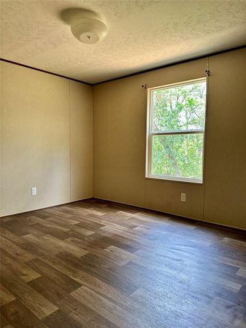 104 Shoshoni DR, Smithville, TX 78957