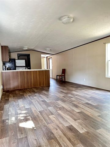 104 Shoshoni DR, Smithville, TX 78957