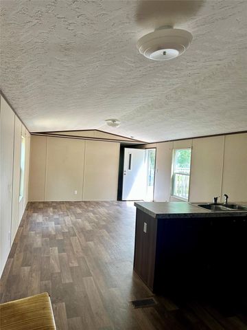 104 Shoshoni DR, Smithville, TX 78957