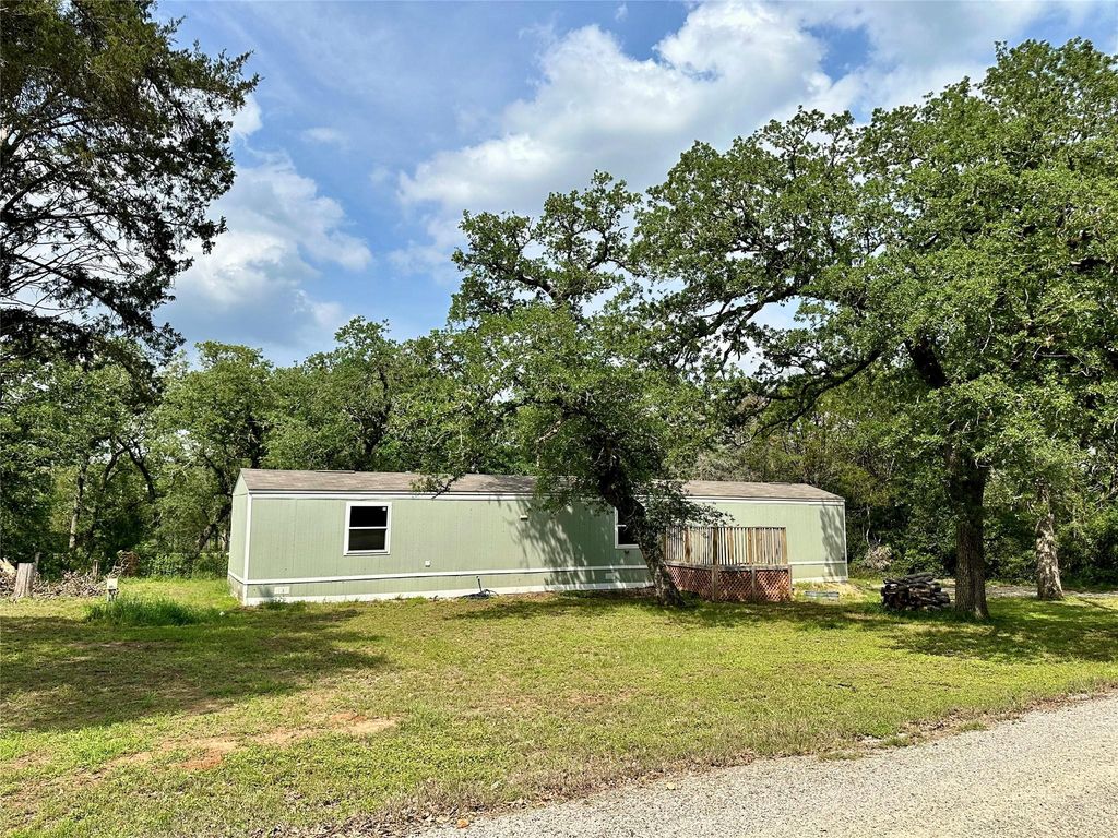 104 Shoshoni DR, Smithville, TX 78957