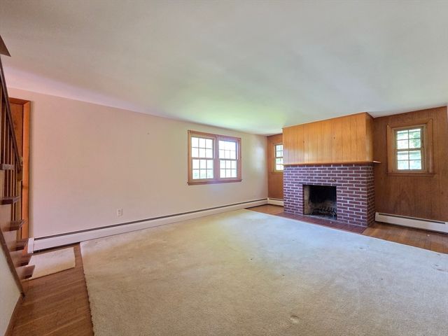 44 Lake Pkwy, Webster, MA 01570