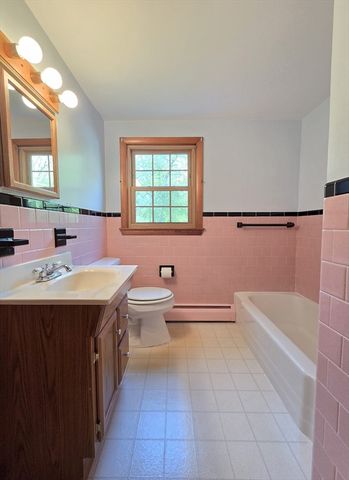 44 Lake Pkwy, Webster, MA 01570