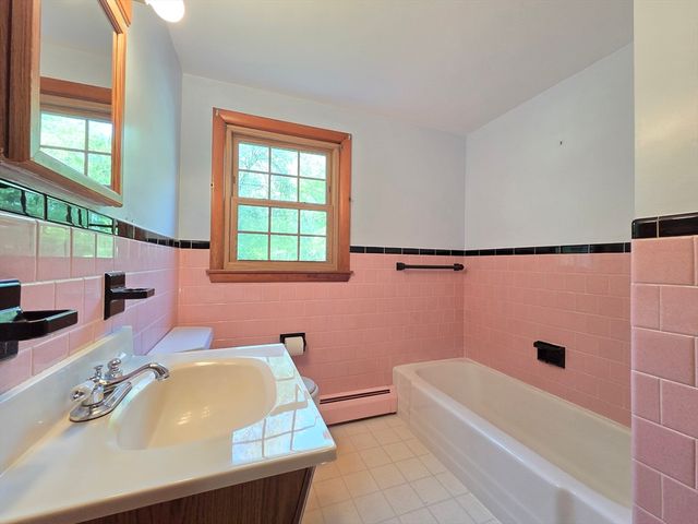 44 Lake Pkwy, Webster, MA 01570