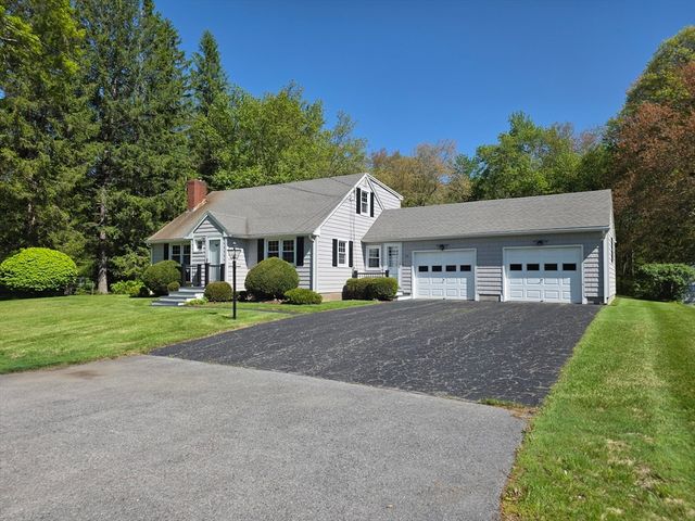 44 Lake Pkwy, Webster, MA 01570