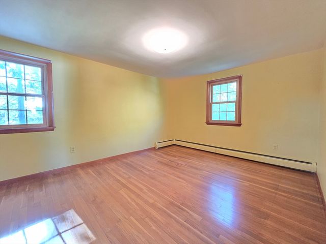 44 Lake Pkwy, Webster, MA 01570