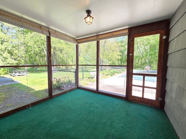 44 Lake Pkwy, Webster, MA 01570