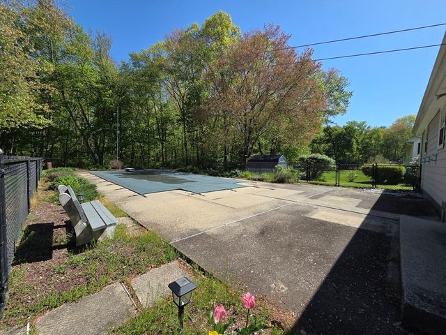 44 Lake Pkwy, Webster, MA 01570