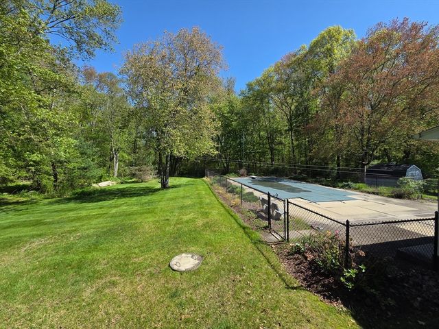 44 Lake Pkwy, Webster, MA 01570