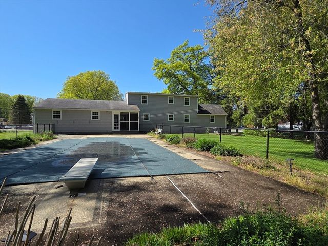 44 Lake Pkwy, Webster, MA 01570