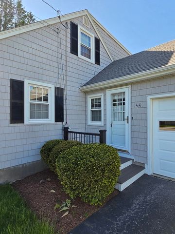 44 Lake Pkwy, Webster, MA 01570