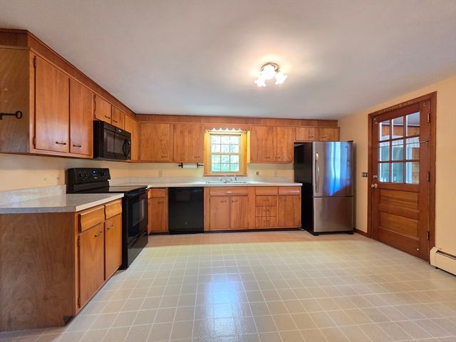 44 Lake Pkwy, Webster, MA 01570