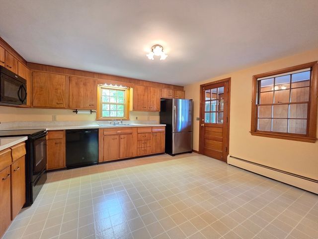 44 Lake Pkwy, Webster, MA 01570