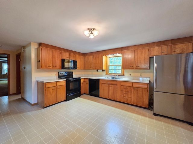 44 Lake Pkwy, Webster, MA 01570