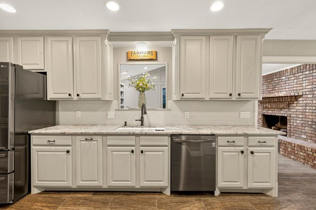 1946 Oakbluff Drive, Carrollton, TX 75007