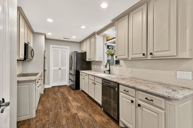 1946 Oakbluff Drive, Carrollton, TX 75007