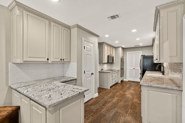 1946 Oakbluff Drive, Carrollton, TX 75007