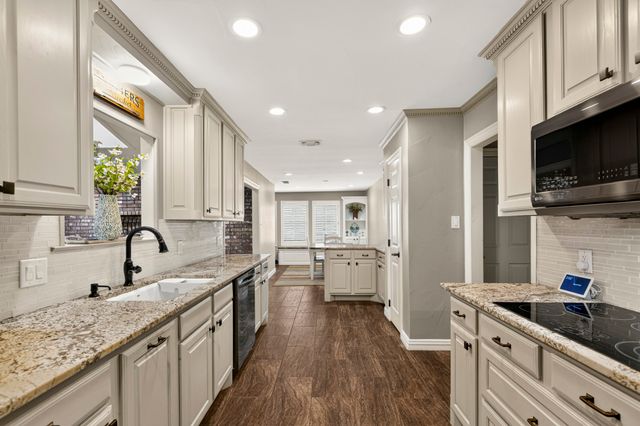 1946 Oakbluff Drive, Carrollton, TX 75007