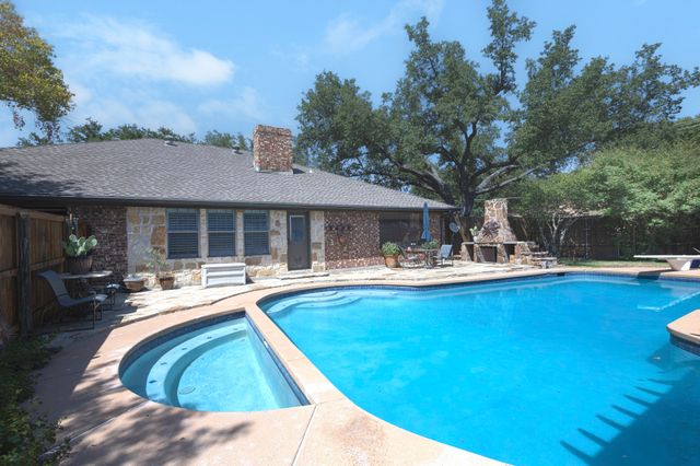 1946 Oakbluff Drive, Carrollton, TX 75007