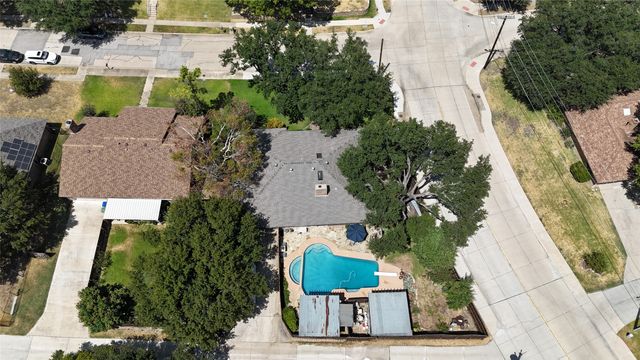 1946 Oakbluff Drive, Carrollton, TX 75007