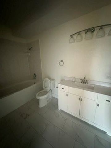 2741 W Congress Parkway 3E, Chicago, IL 60612