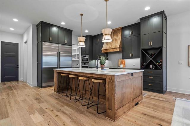 2809 W 175th Place, Overland Park, KS 66085
