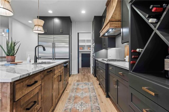 2809 W 175th Place, Overland Park, KS 66085
