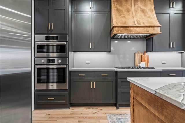 2809 W 175th Place, Overland Park, KS 66085